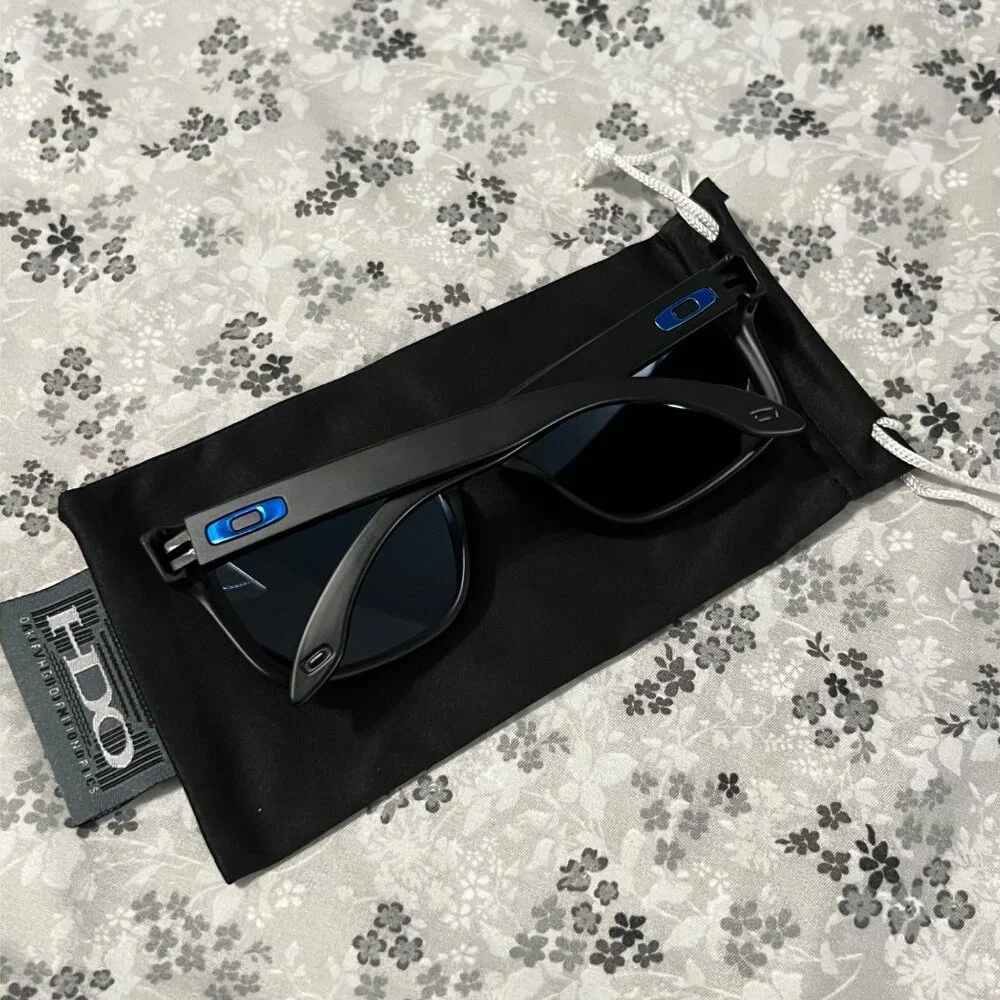 Oakley Men's Black and Blue Sunglasses - Picture 12 of 12